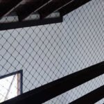 Redes de proteção podem ser usadas em ambientes internos, como corredores ou mezaninos
