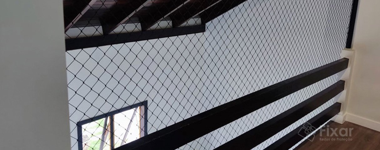 Redes de proteção podem ser usadas em ambientes internos, como corredores ou mezaninos