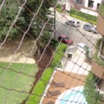 Redes de proteção servem para evitar a queda de objetos em andares altos