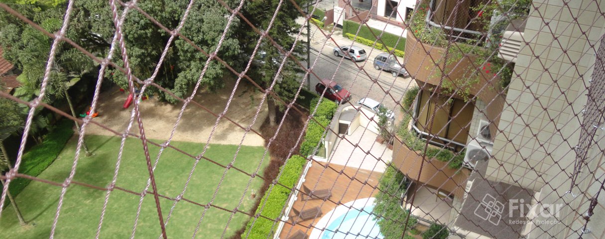 Redes de proteção servem para evitar a queda de objetos em andares altos