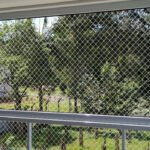 É possível instalar rede de proteção em janelas com grade ou veneziana