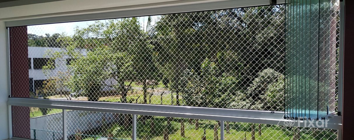 É possível instalar rede de proteção em janelas com grade ou veneziana