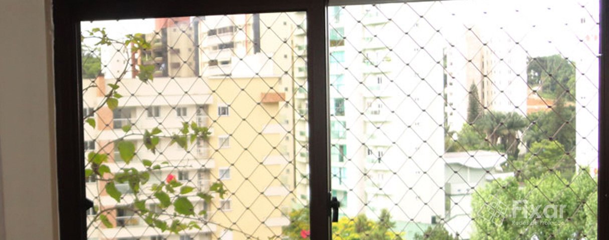 A rede de proteção pode ser instalada em dias de chuva ou vento